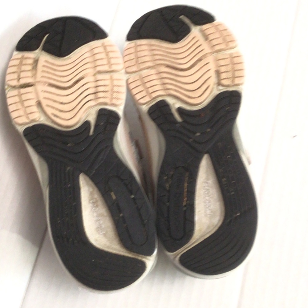 New Balance Sneakers $10 or BEST OFFER - Picture 6 of 7